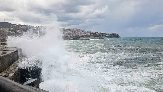 Zonguldak'ta dalgalar 7 metrelik liman duvarını aştı