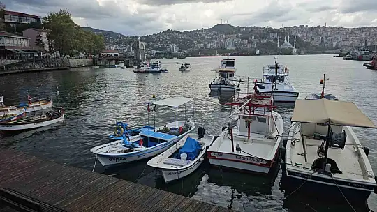 Zonguldak'ta dalgalar 7 metrelik liman duvarını aştı