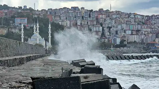 Zonguldak'ta dalgalar 7 metrelik liman duvarını aştı