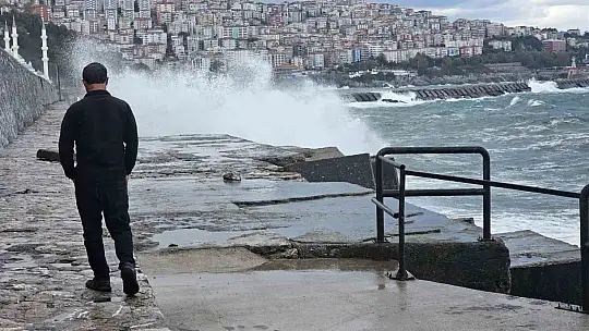 Zonguldak'ta dalgalar 7 metrelik liman duvarını aştı