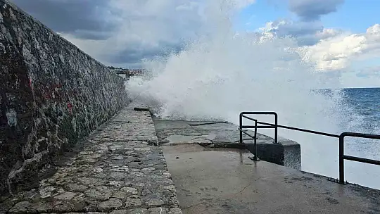 Zonguldak'ta dalgalar 7 metrelik liman duvarını aştı