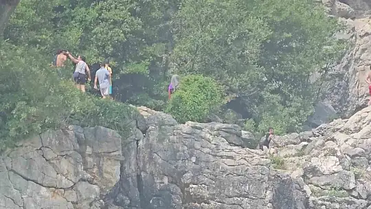 Zonguldak'ta denizde dalgaların arasında zor anlar yaşayan 5 kişi kurtarıldı