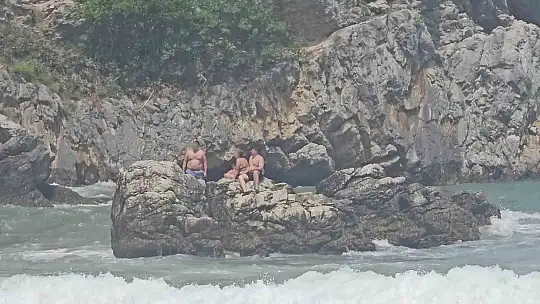 Zonguldak'ta denizde dalgaların arasında zor anlar yaşayan 5 kişi kurtarıldı