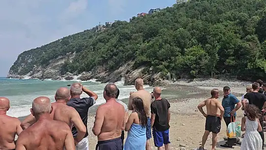 Zonguldak'ta denizde dalgaların arasında zor anlar yaşayan 5 kişi kurtarıldı