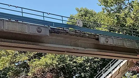 Hasar gören üst geçit, yaya ve araçları tedirgin ediyor