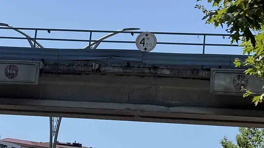 Hasar gören üst geçit, yaya ve araçları tedirgin ediyor