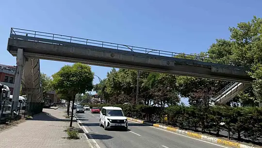 Hasar gören üst geçit, yaya ve araçları tedirgin ediyor