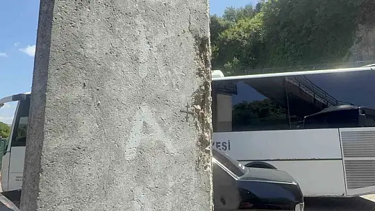 Hasar gören üst geçit, yaya ve araçları tedirgin ediyor