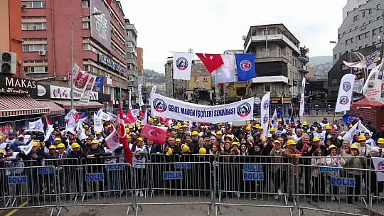 Zonguldak'ta işçiler 1 Mayıs kortejini demir kaynağı yaparken izledi