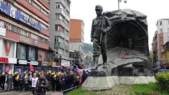 Zonguldak'ta işçiler 1 Mayıs kortejini demir kaynağı yaparken izledi