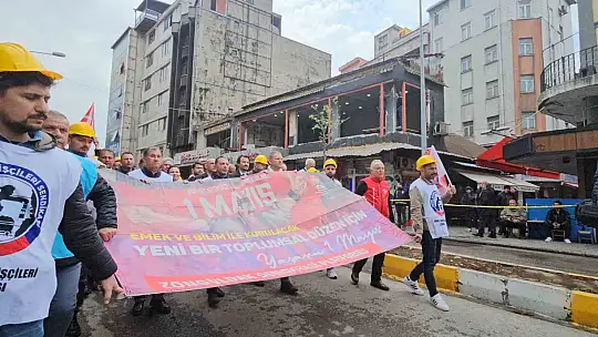 Zonguldak'ta işçiler 1 Mayıs kortejini demir kaynağı yaparken izledi