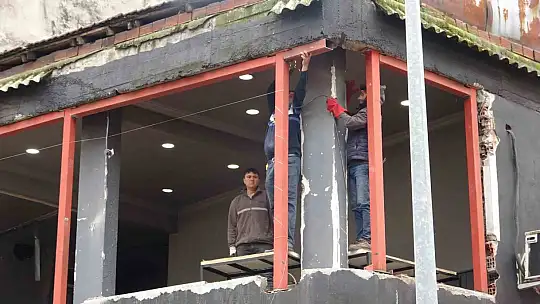 Zonguldak'ta işçiler 1 Mayıs kortejini demir kaynağı yaparken izledi