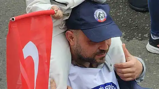 Zonguldak'ta işçiler 1 Mayıs kortejini demir kaynağı yaparken izledi