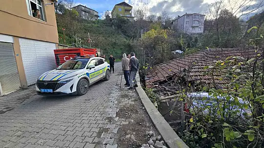 Zonguldak'ta kontrolden çıkan otomobil evin çatısına uçtu