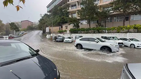 Zonguldak'ta sağanak nedeniyle yollar göle döndü, motokuryelerin trafiğe çıkışı yasaklandı
