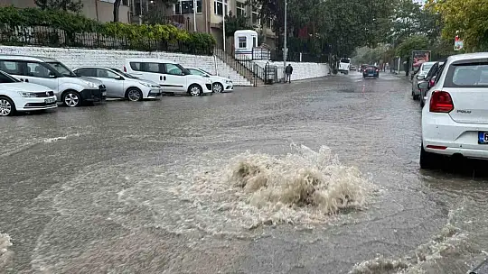 Zonguldak'ta sağanak nedeniyle yollar göle döndü, motokuryelerin trafiğe çıkışı yasaklandı