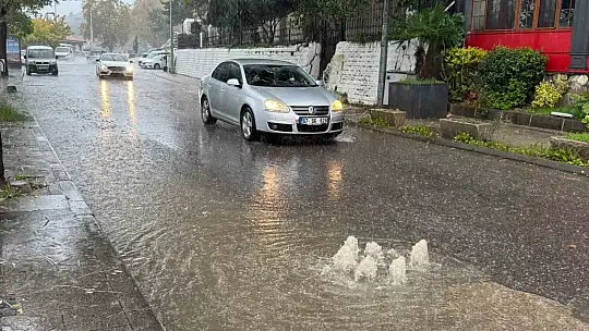 Zonguldak'ta sağanak nedeniyle yollar göle döndü, motokuryelerin trafiğe çıkışı yasaklandı