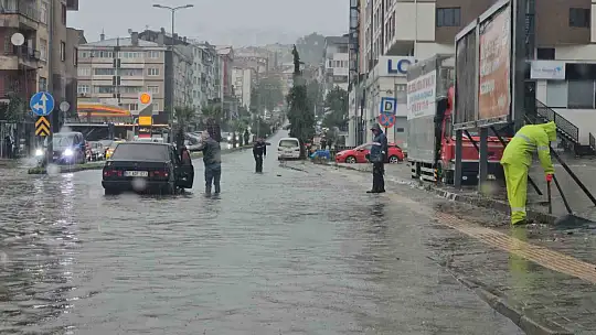Zonguldak'ta sağanak yolları göle çevirdi: Metrekareye 80 kilogram yağış