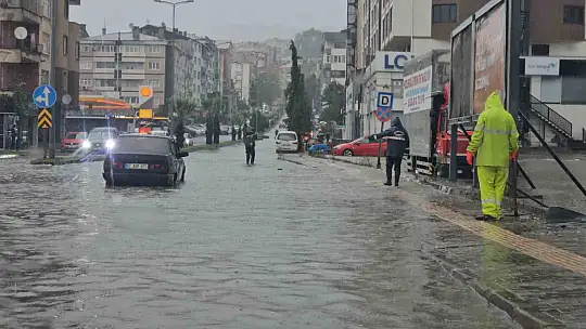 Zonguldak'ta sağanak yolları göle çevirdi: Metrekareye 80 kilogram yağış