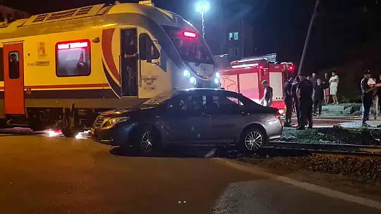 Yolcu treni otomobille çarpıştı: 5 yaralı