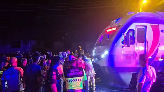 Yolcu treni otomobille çarpıştı: 5 yaralı