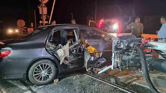 Yolcu treni otomobille çarpıştı: 5 yaralı