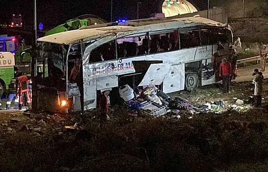 Yolcu otobüsü devrildi 9 ölü, 28 yaralı