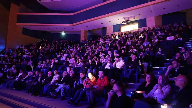 Deli İbram Divanı oyunu yoğun ilgiyle sahnelendi