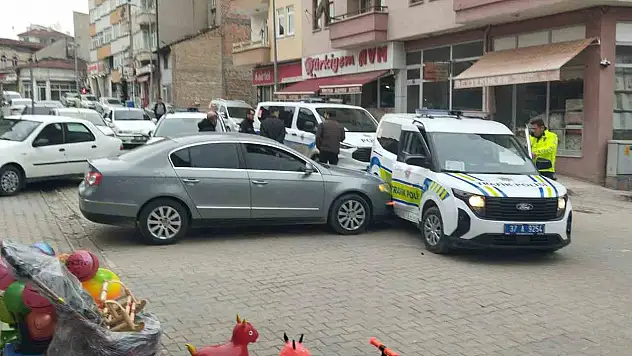 Dur İhtarına Uymadı Ekip Otosuna Çarptı