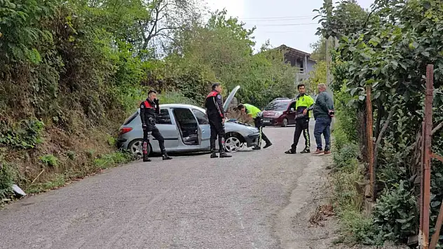 Dur ihtarına uymayıp kaza yapan sürücü yaya olarak kaçmaya çalıştı