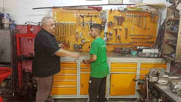 12 yaşında girdiği sanayide 45 yıl devirip 20'den fazla usta yetiştirdi