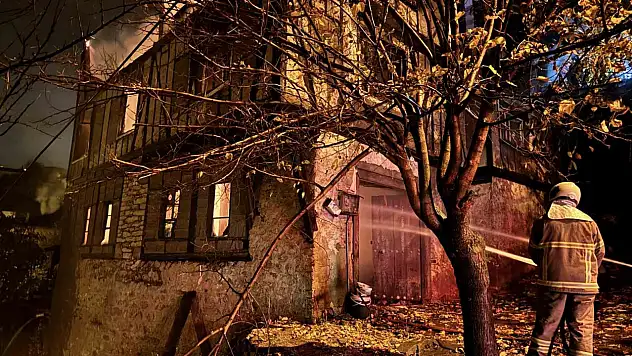 150 yıllık tarihi konakta çıkan yangın söndürüldü