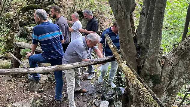 Deprem sonra akmaya başlayan kaynak suyunu köylüler koruyor