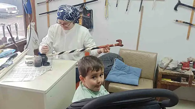 20 yıllık Fatime usta bir eliyle torun sallıyor, diğer eliyle dünyaca ünlü bastonlara şekil veriyor