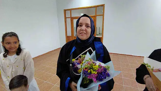 3 çocuk annesi kadın üniversiteyi okul birincisi olarak bitirdi