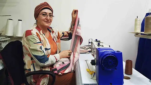 43 yıldır elbise dikerek 4 çocuğunu okutup meslek sahibi yaptı