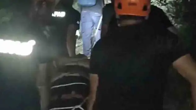 5 metre yükseklikten mağaraya düşen genç kurtarıldı