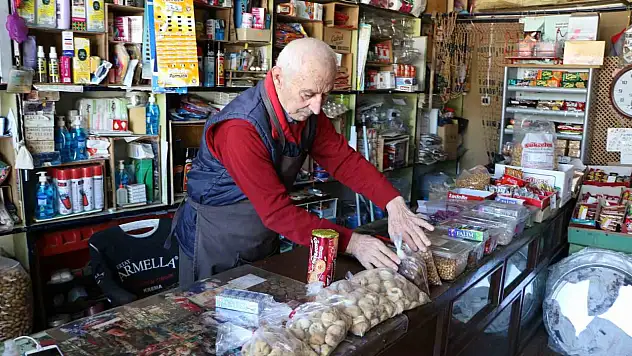 62 yıllık dostunun hatırasını bakkalında yaşatıyor