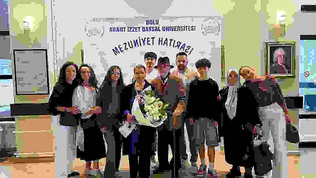 76 yaşında üniversiteden mezun oldu, azmiyle gençlere taş çıkarttı