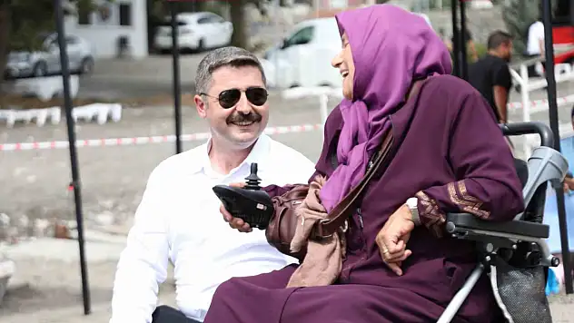 76 yaşındaki bedensel engelli kadın, ömründe ilk kez denizi gördü