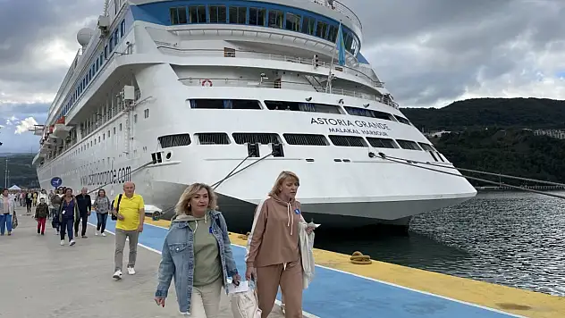 800'den fazla turist ile geliyor