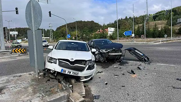 Abant Kavşağı'nda iki otomobil çarpıştı