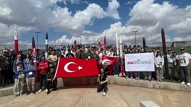 ABD'de roket yarışmasında dünya üçüncülüğü ile Türk bayrağını dalgalandırdılar