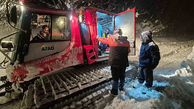 AFAD ve UMKE ekipleri kar sebebiyle yolu kapanan köydeki hasta için seferber oldu