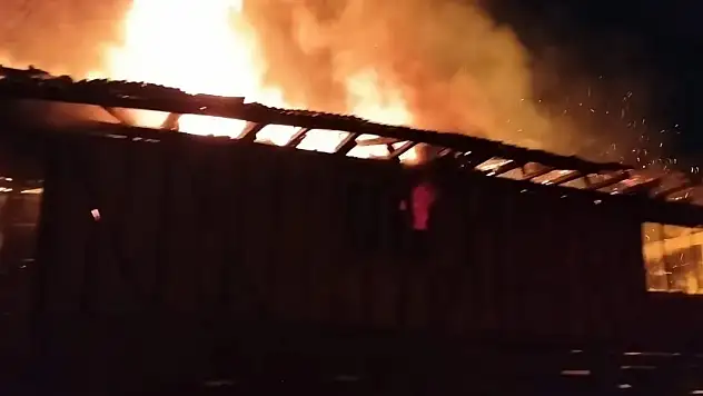 Ahşap ev alev alev yandı