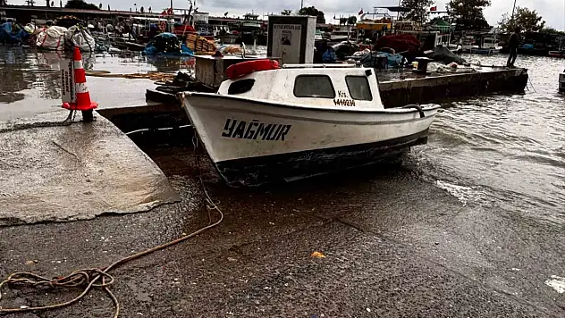 Akçakoca'da fırtına balıkçı barınağını vurdu: 4 tekne battı