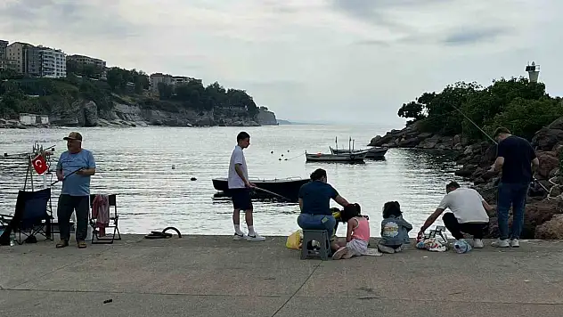 Akçakoca'da olta balıkçılığına yoğun ilgi
