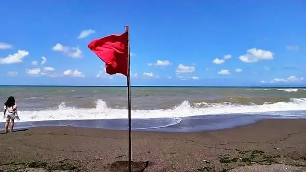 Akçakoca'da sahile kırmızı bayrak çekildi
