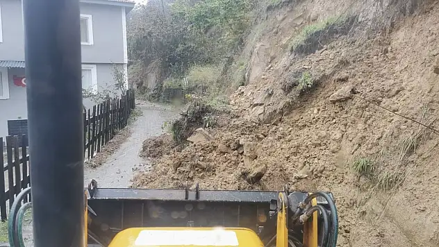 Akçakoca'da toprak kayması sonrası yol güvenliği sağlandı