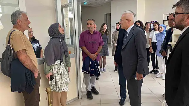 Akçakoca'ya gelen öğrencilerle buluştu